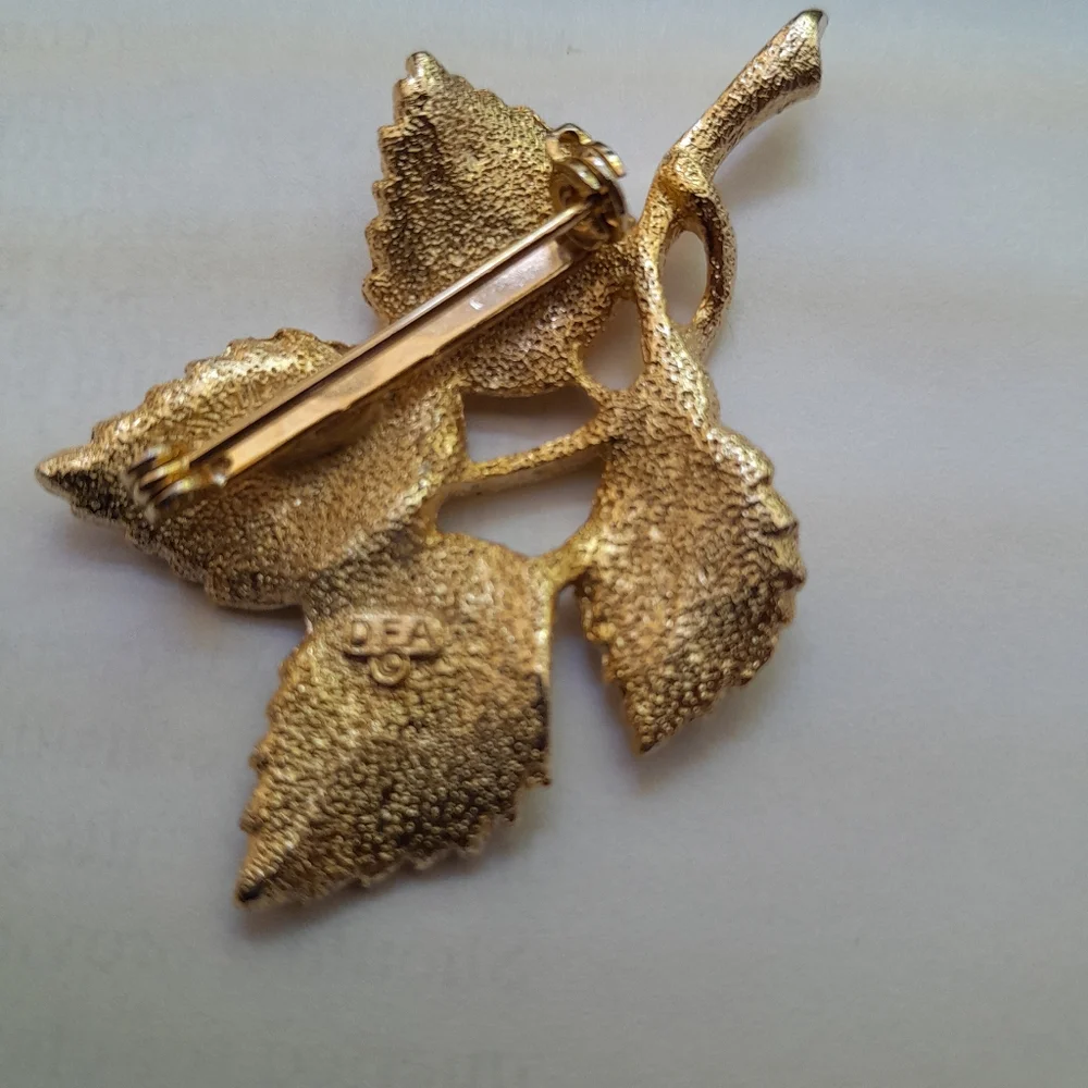 Vintage Elegant Gold Leaf Brooch